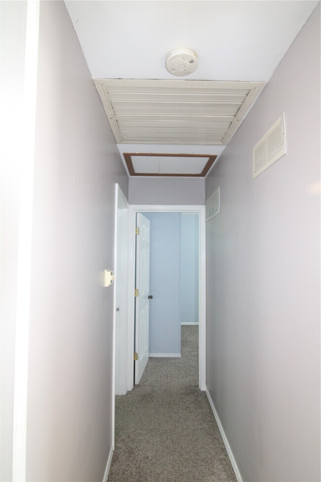 Building Photo - 912 Oakwood Farms Ln