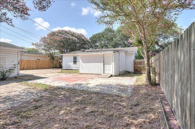 Building Photo - 6046 Hugo Dr