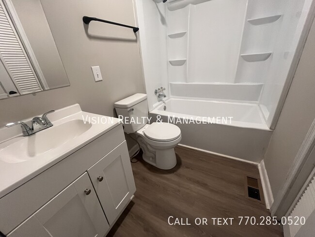 Building Photo - 107 Merrill St