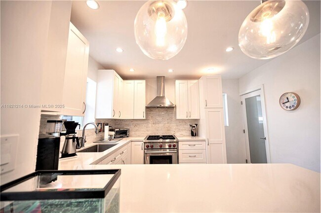 Building Photo - 920 W 43rd Ct