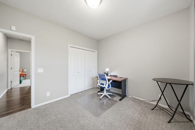 Building Photo - Awesome 4 Bedroom LIKE NEW!