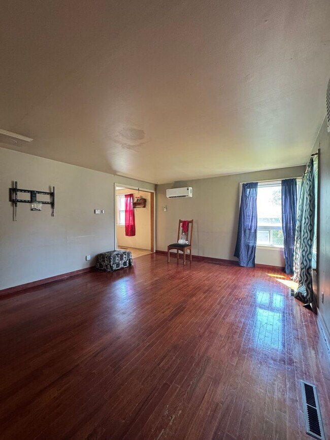Building Photo - Cozy 2-Bedroom Pet-Friendly Home for Lease