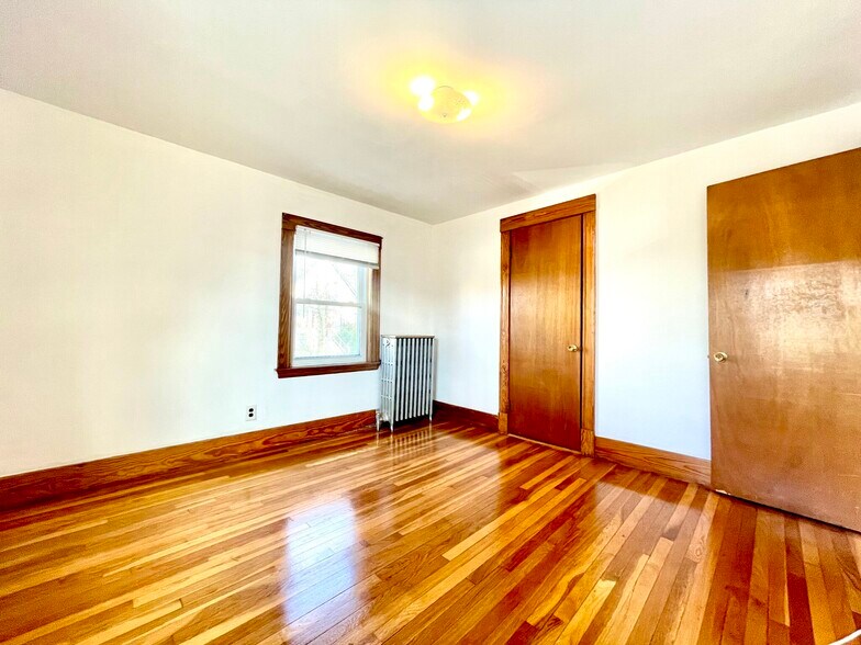 Building Photo - 27 South Crescent Circuit