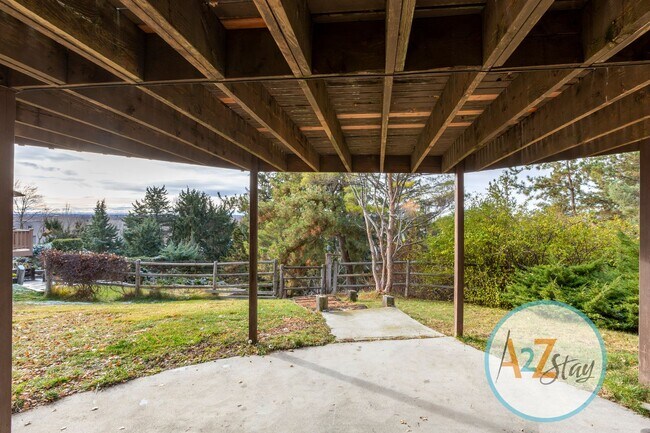 Building Photo - Executive Rental in North End Foothills
