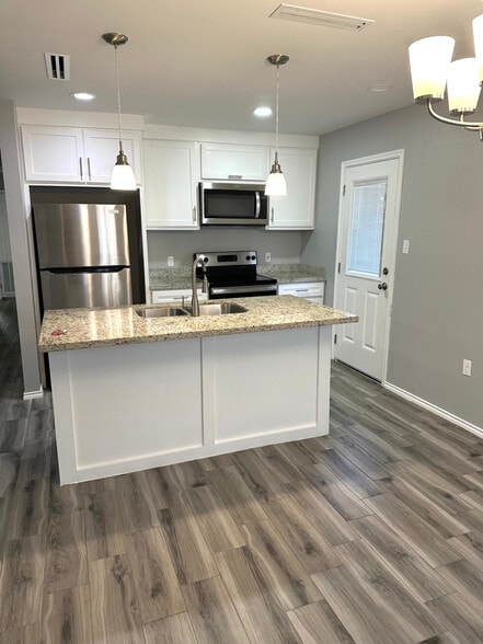 Building Photo - 324 Uva Ln