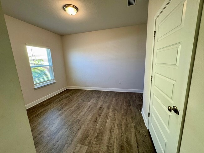 Building Photo - 145 Sandyshore Ct