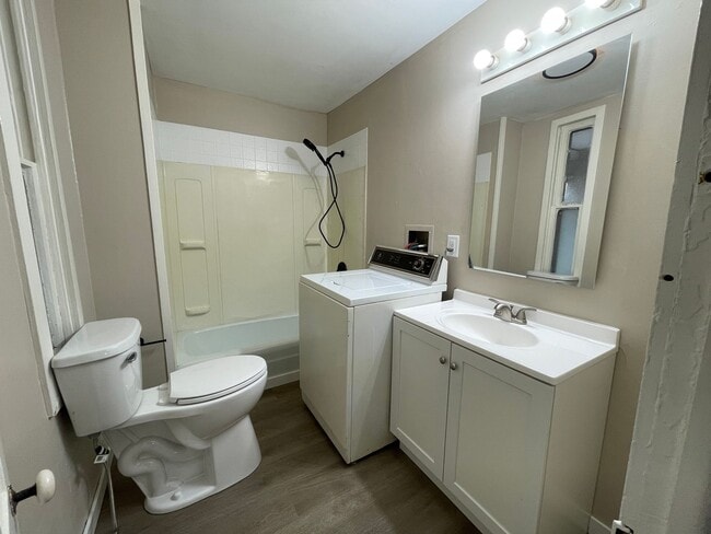 Building Photo - Completely Remodeled Lower 2 Bedroom Apart...
