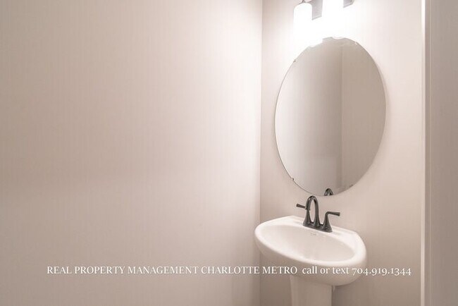 Building Photo - Modern Brand-New Built 3BR Townhome Near Uptown