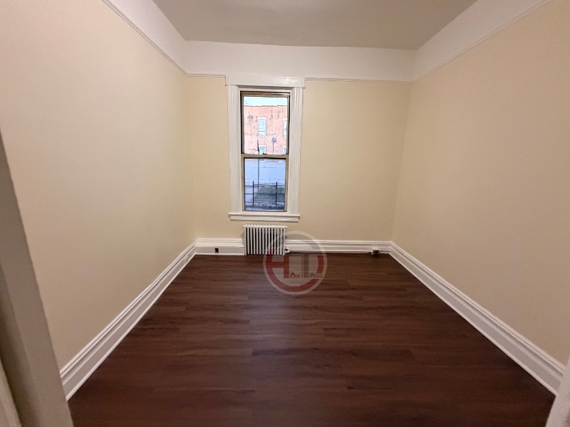 Building Photo - 853 Van Nest Ave