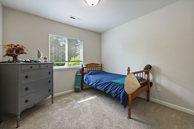 Building Photo - 5 bedroom high efficient home - Olympia Sc...