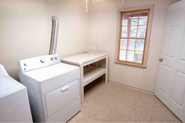 Building Photo - 1465 Rosewood Creek Dr