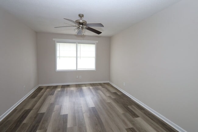 Building Photo - 111 Fairway Dr