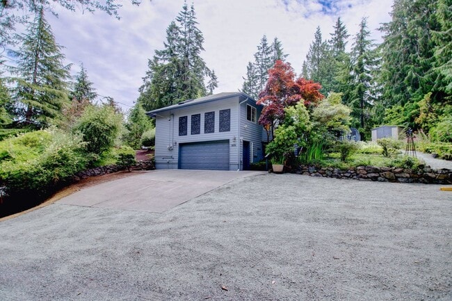 Building Photo - Lovely Clinton Home with Great Light and Pet Friendly!