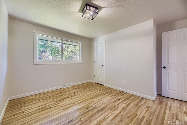 Building Photo - Newly Renovated 3 bed, 1 bath in Englewood (Top Unit)