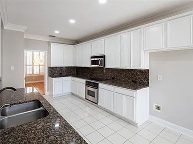 Building Photo - Beautiful 4 bedroom 3 bath home in a quiet...