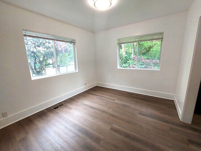 Building Photo - Spacious 4BD/3BA with Fenced Yard & Front Porch in North Seattle!