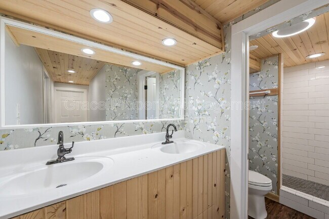 Building Photo - 6186 S Southwood Dr