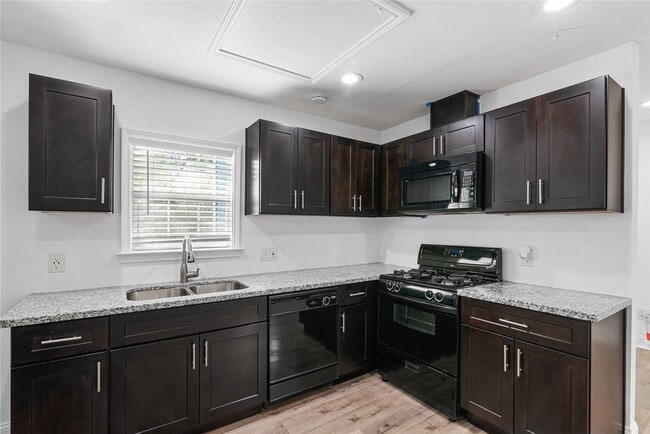 Building Photo - 320 Coronado St