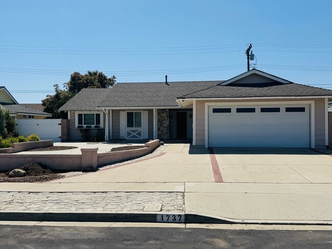 Building Photo - Single Level 3 Bedroom Bliss