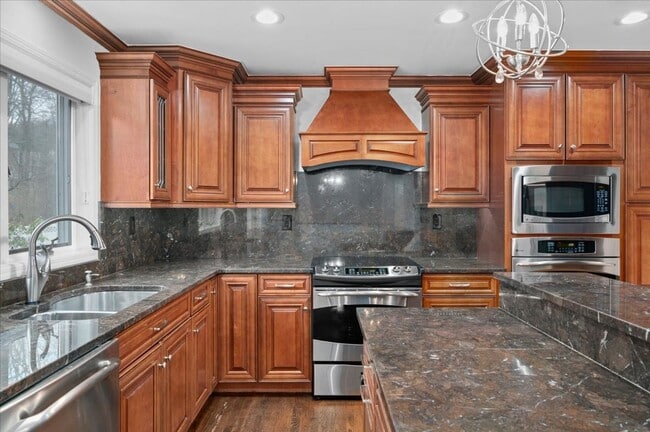 Building Photo - Spacious 4 Bedroom 4.5 Bath Rental in London Woods!
