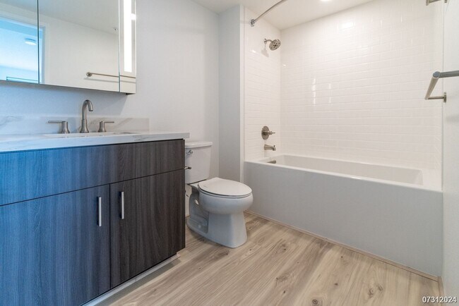 Building Photo - Highly desirable 2-bdrm, 2-bath, 1-pkg condo at Ililani in Kakaako