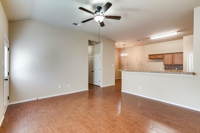Building Photo - Beautiful 3 Bedroom Townhome Located in Georgetown, TX!
