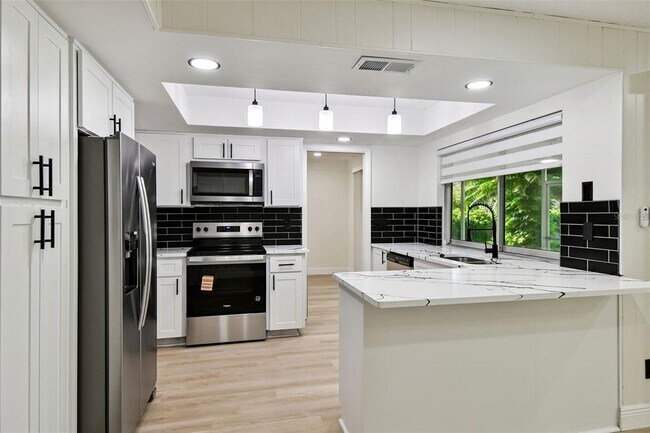 Building Photo - 970 Rolling Hills Dr