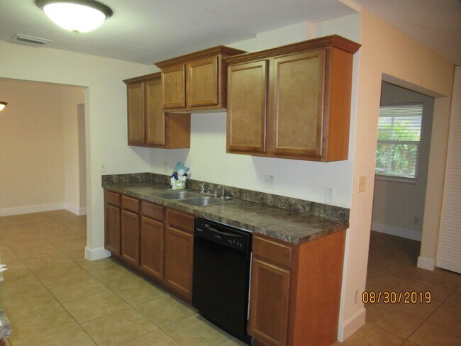 Building Photo - 4 Bedroom 2 Bath in South Daytona