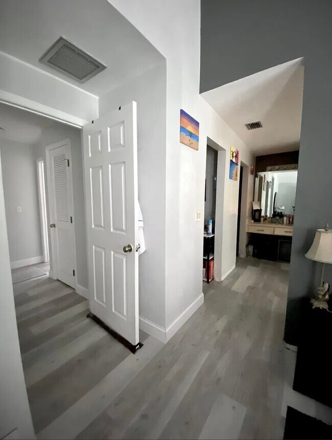 Building Photo - 6106 Everglades Dr