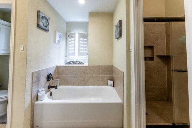 Building Photo - 422 River Oaks Dr