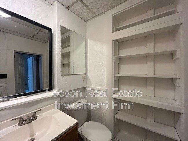 Building Photo - 426 Merrick St