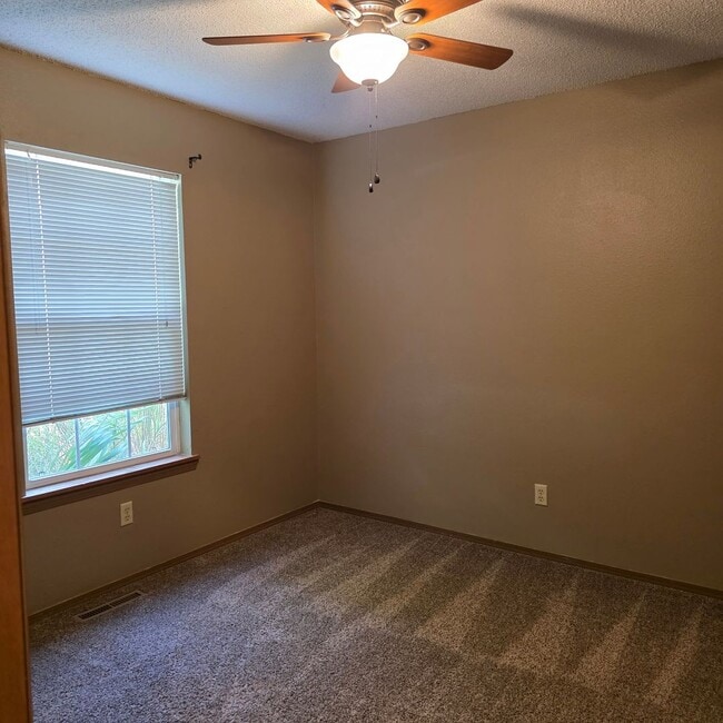 Building Photo - Great 3 bed 2 bath with a 2 car garage