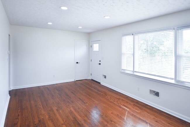 Building Photo - 5 Bedroom || 2 Bathroom - Single Family Ho...