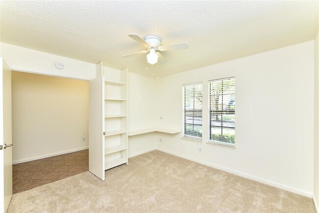 Building Photo - 2035 Shorewood Ln