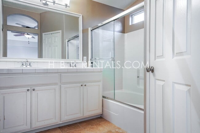 Building Photo - Bright Craftsman-Style 4 Bedroom Home in Q...