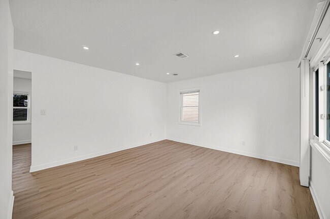 Building Photo - 7610 Alexander Ave