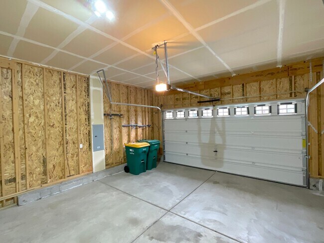 Building Photo - 4 Bedroom Home Available Near Woodmoor Dr ...