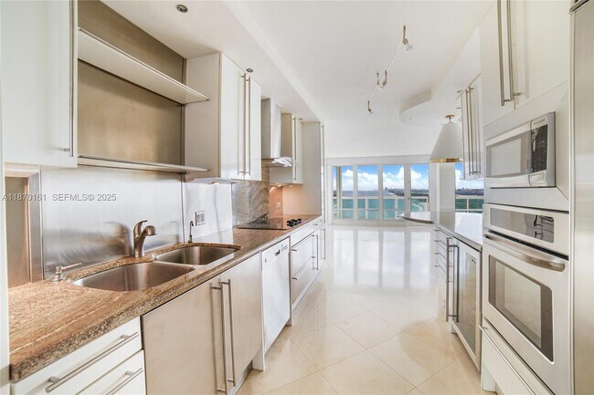 Building Photo - 2100 S Ocean Ln