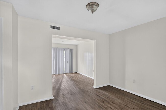 Building Photo - Available 3 Bedroom 1.5 bath Townhouse in Fredericksburg, Stafford County