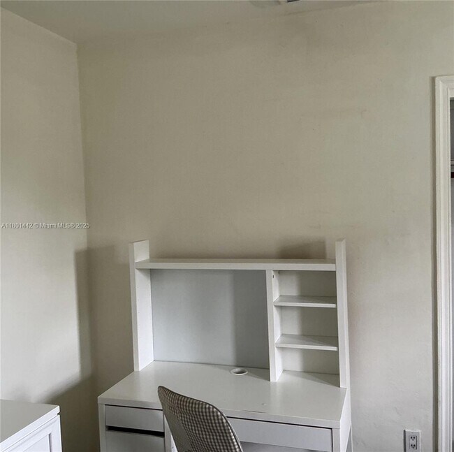 Building Photo - 4851 University Dr