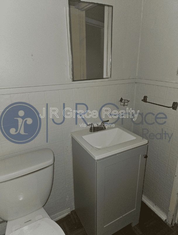 Building Photo - 602 E Navarro St