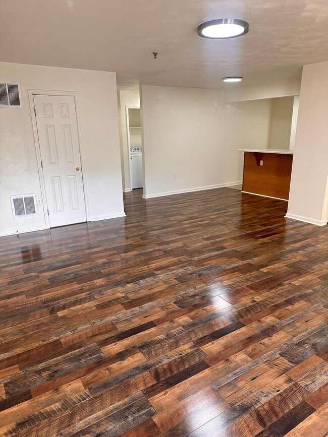 Building Photo - 4 Bedroom 2 Bath Apartment 2nd Floor