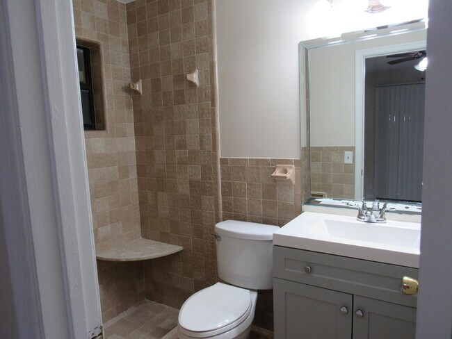Building Photo - 1065 Manor Dr