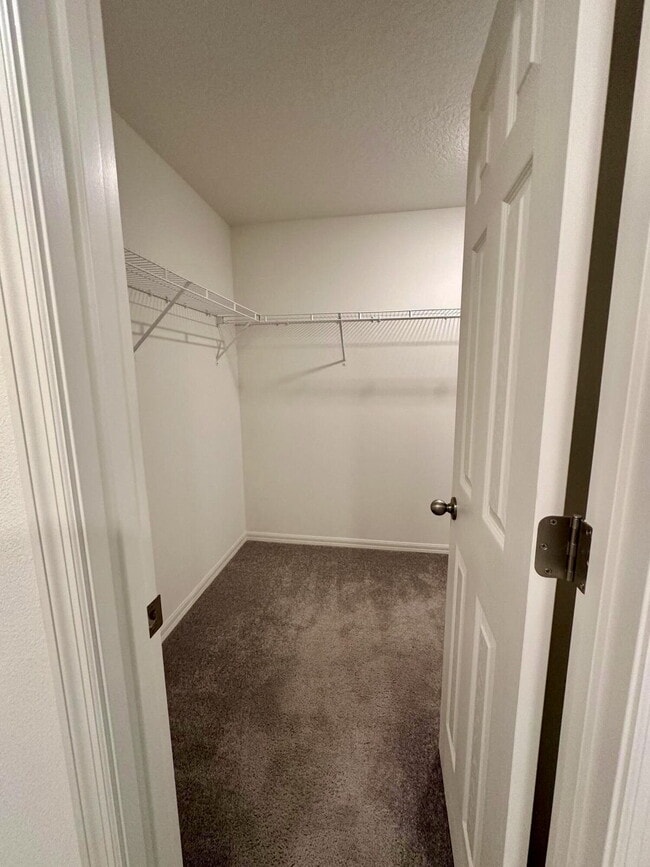 Building Photo - Large Family Home