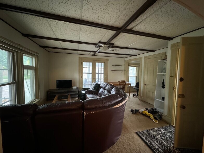 Living area - 77 W Howard St