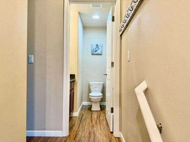 Building Photo - Beautiful 2 bed, 2.5 bath townhome located in Mountlake Terrance $2750/mo.