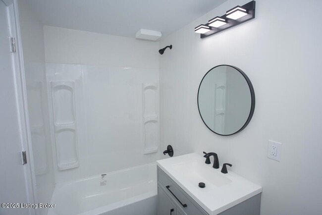 Building Photo - 730 S 38th St