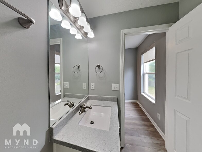 Building Photo - 6410 Hollingsworth Dr