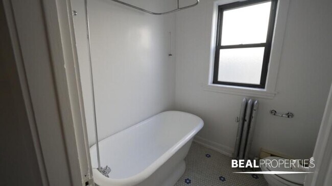 Building Photo - 1 bedroom in CHICAGO IL 60613