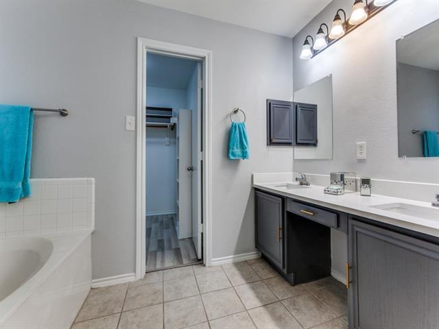 Building Photo - 1305 Greenbriar Ln